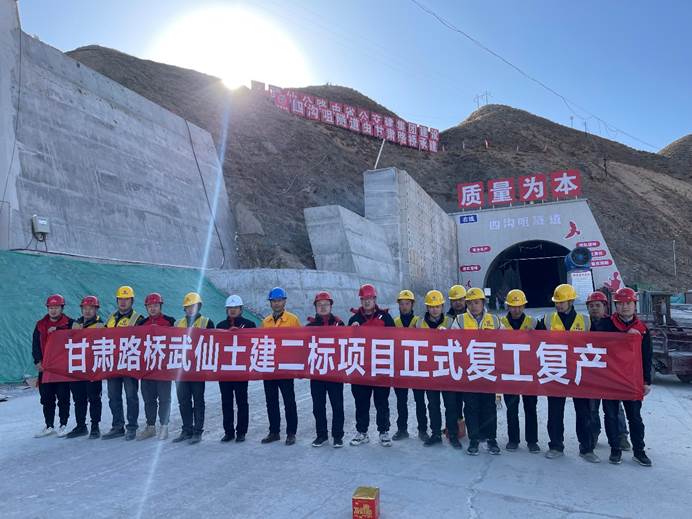 建筑前的广场上有许多人在雪地上中度可信度描述已自动生成