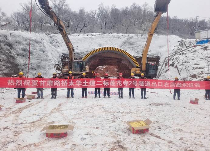 雪地上有人在表演低可信度描述已自动生成